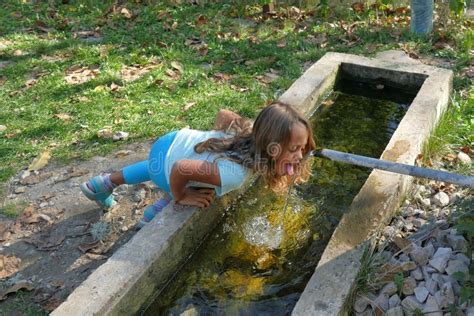 Une Fille De 4 Ans Et Demi Prend Une Photo Comme Image Stock Image Du