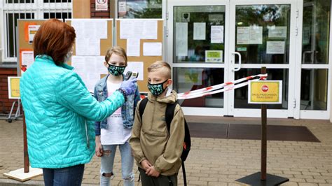 Powr T Do Szk Maseczki Obowi Zkowe Minister Edukacji Dariusz