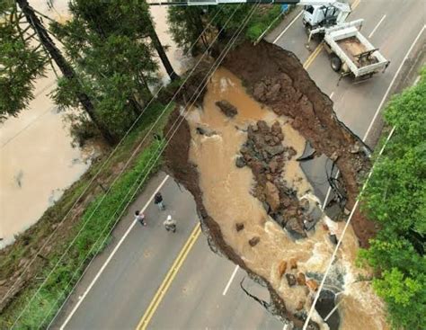 VÍDEO SC 135 é interditada no Oeste após asfalto cair DI Regional