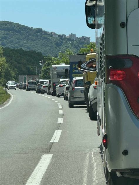 Zbog Saobra Ajne Nezgode U Lastvi Grbaljskoj Ogromne Kolone Na Putu