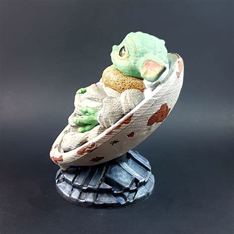 3D Printable Baby Yoda from Star Wars (support free figure) by Rober Rollin