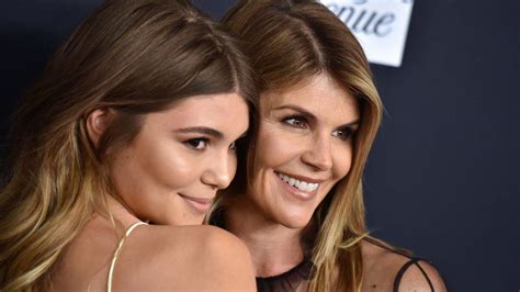 Lori Loughlins Daughter Olivia Jade Sorry For Admissions Scandal Bbc