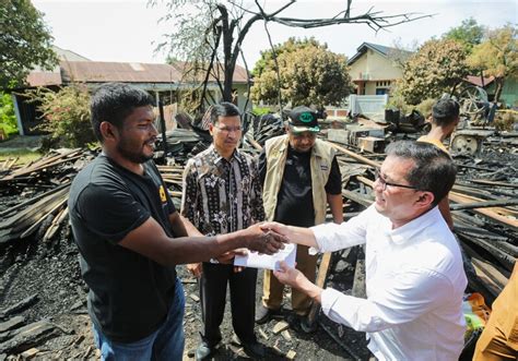 Bakri Siddiq Serahkan Bantuan Untuk Korban Kebakaran Lambhuk Analisa Aceh