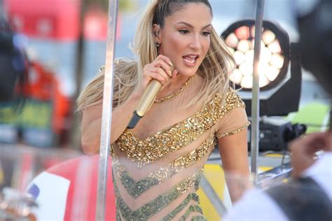 Body Transparente Claudia Leitte Exibe Barriga Chapada E Decote No