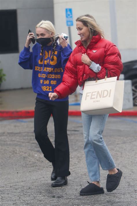 Miley Cyrus and Tish Cyrus - Run Errands in Burbank 01/03/2023 • CelebMafia