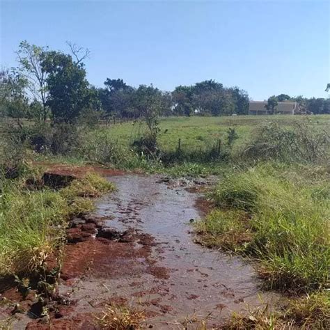 Vazamento forma lagoa de esgoto no Água Limpa e moradores sofrem