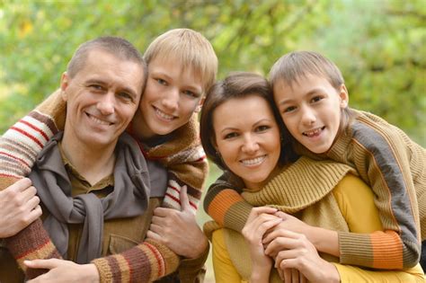 Retrato De Familia Feliz En El Parque Foto Premium