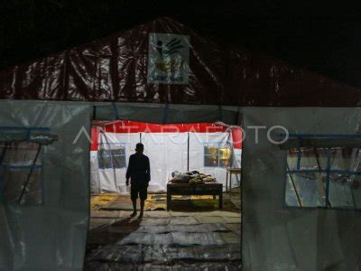 Warga Tidur Di Tenda Darurat ANTARA Foto