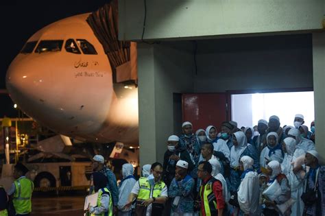 FOTO Potret Kedatangan Jemaah Haji Kloter Pertama Debarkasi Palembang