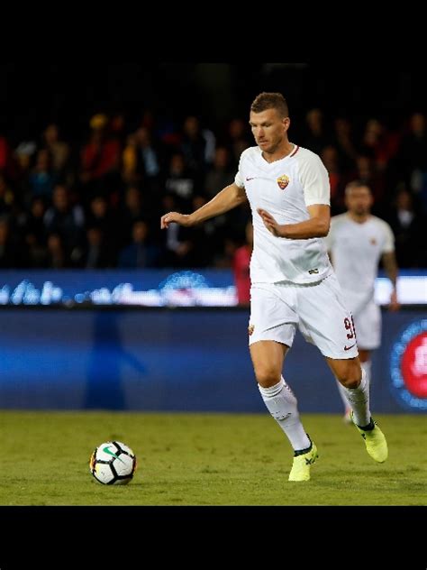 Pallone D Oro Dzeko E Mertens Nella Rosa Gazzetta Del Sud