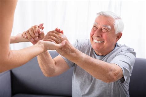 Hija Que Lleva A Cabo Las Manos De Su Padre Imagen De Archivo Imagen