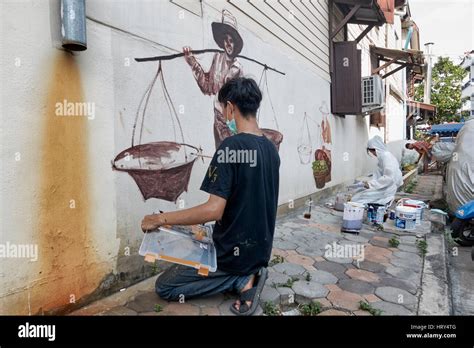 Thailand street art. street artist wall art. People painting wall ...