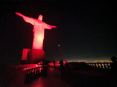 Cristo Redentor Ser Iluminado Em Vermelho Pela Campanha Campanha