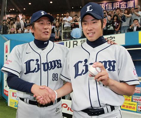 11年6月30日、プロ初勝利を挙げた菊池は渡辺監督（当時）に祝福される ― スポニチ Sponichi Annex 野球