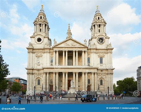 Fachada De La Catedral De San Pablo Con La Gente En Londres Imagen