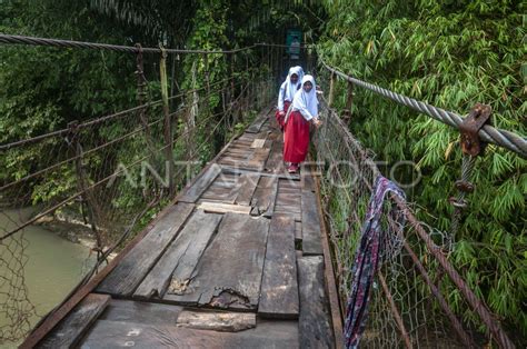 Siswa Seberangi Jembatan Rusak Menuju Sekolah Di Lebak Antara Foto