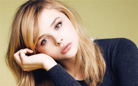 blonde actress Chloë Grace Moretz closeup simple background women