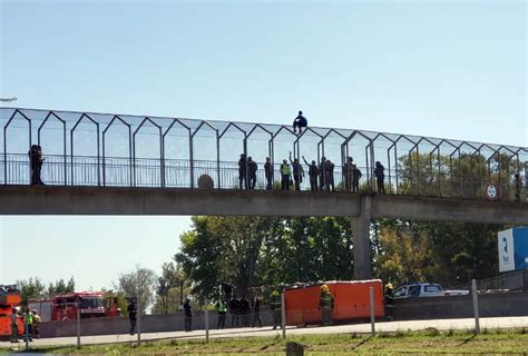 Tres horas de corte total en el Acceso Oeste un joven se intentó