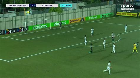 Aos 13 min do 1º tempo finalização errada de Igor Paixão do Coritiba