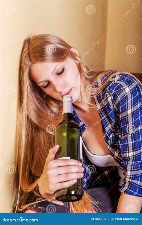 Jeune Femme Ivre Avec La Bouteille D Alcool Image Stock Image Du