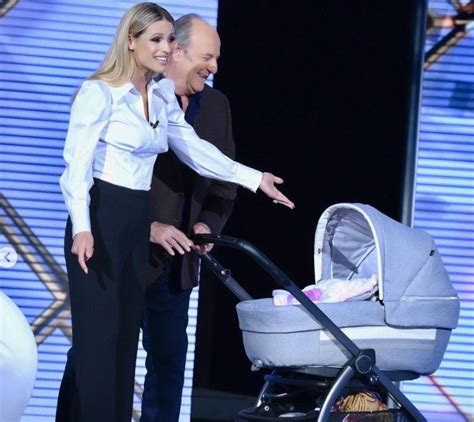 A Striscia La Notizia Torna La Coppia Gerry Scotti E Michelle Hunziker