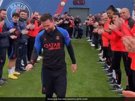 Lionel Messi Receives Guard Of Honour Upon Psg Return For World Cup