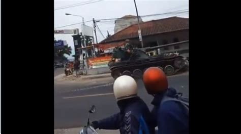 Foto Foto Menegangkan Tank Tni Tabrak Motor Dan Gerobak