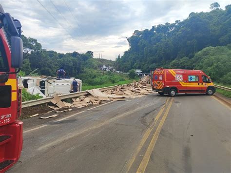 Carro forte e carreta batem na SC 135 e três pessoas ficam feridas