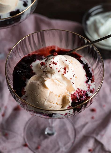 Selbstgemachtes Vanilleeis mit heißen Himbeeren 6 Zutaten