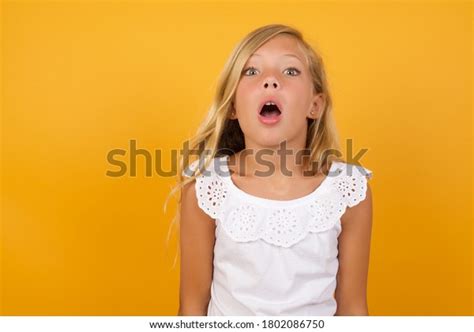 218585 Afbeeldingen Voor Girl Open Mouth Afbeeldingen Stockfoto‘s En