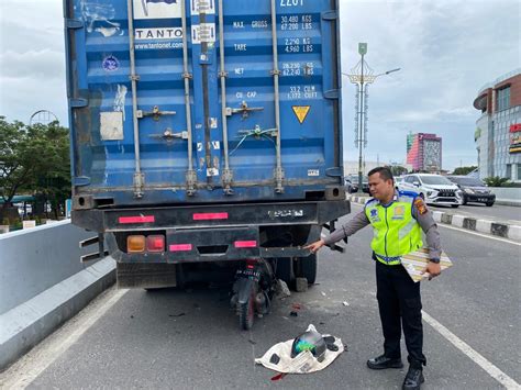 Tabrak Truck Container Pengendara Sepeda Motor Di Pekanbaru Alami Luka