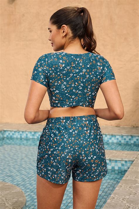 Ensemble haut de bikini à fleurs bleu avec manches et short taille