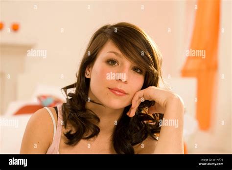 Fille Brune 16 Ans Banque Dimage Et Photos Page 3 Alamy