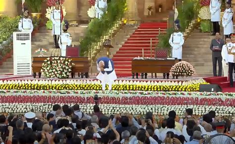 Watch Pm Modi Gesture Before Taking Oath At Rashtrapati Bhavan