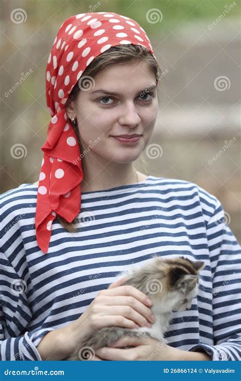 Fille Avec Le Chaton Photo Stock Image Du Paisible Caucasien