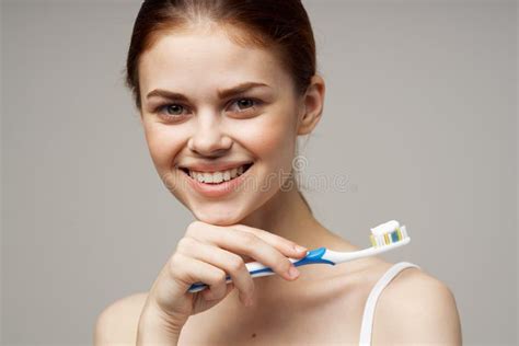 Linda Mujer Con Cepillo De Dientes En La Mano Higiene Matutina Aislado Fondo Imagen De Archivo