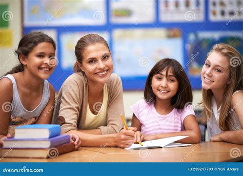 Estou Orgulhoso Dos Meus Alunos Foto De Um Professor Ajudando Seus