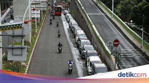 Waduh Belasan Mobil Parkir Di Bahu Jalan Trunojoyo