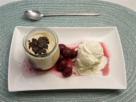 Joghurt Vanilleeis Mit Eierlik R Mascarpone Creme Und Rumkirschen