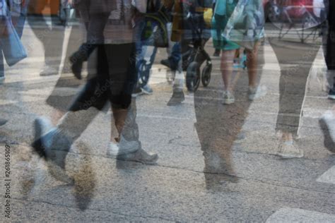 Gente Caminando Por Una Ciudad Foto 1 Madrid Stock Photo Adobe Stock