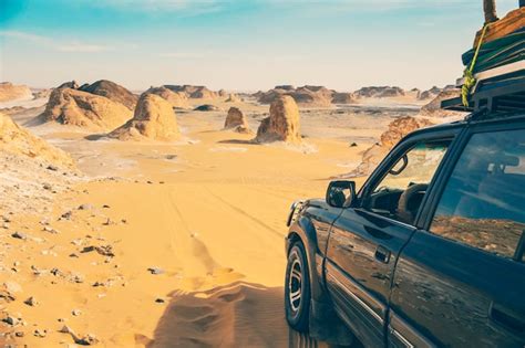 Carro De Jipe No Deserto Do Saara Safari No Deserto No Egito Foto