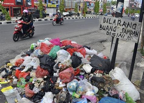 Gambar Membuang Sampah Sembarangan