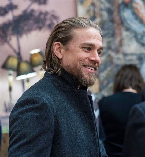 Charlie Hunnam The gentlemen | Charlie hunnam, Long hair styles men ...