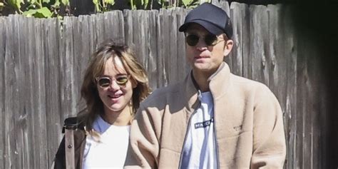 Robert Pattinson Suki Waterhouse Enjoy A Sunday Stroll With Their