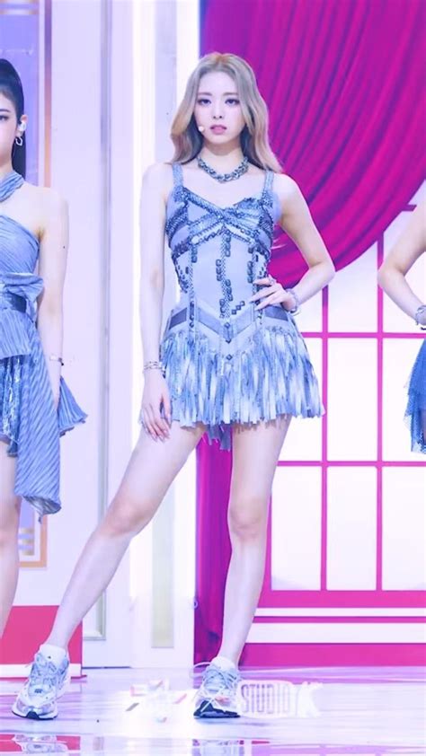 Itzy Yuna Sneakers Fancam Wallpaper Stage Outfits Fashion Outfits