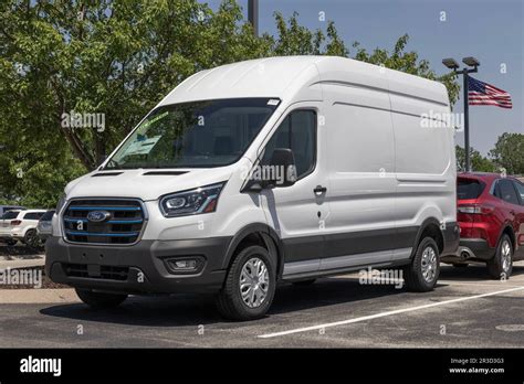 Pêcheurs Circa Mai 2023 Exposition De Ford E Transit Cargo Van à Un Concessionnaire Ford