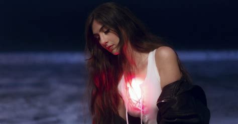 Weyes Blood Weaves A Spell On And In The Darkness Hearts Aglow Review