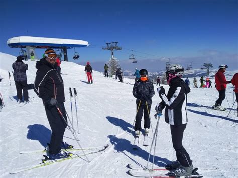 Skijanje u martu tradicija koje se mnoge porodice pridržavaju Dečji sajt