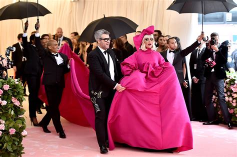 Lady Gaga Se Cambia El Look Cuatro Veces La Alfombra Roja De La Met