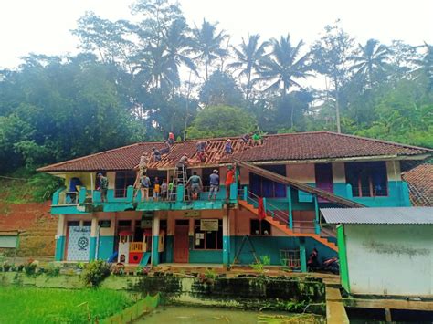 Gotong Royong Renovasi Gedung Ponpes Nurul Huda